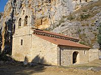 Archivo:Hoyos del Tozo - Iglesia de la Santa Cruz 01