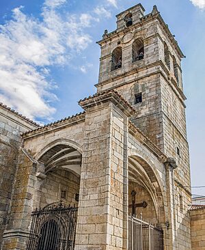 Archivo:Iglesia de Nuestra Señora de la Asunción, Fermoselle, Zamora, España