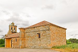 Archivo:Iglesia parroquial de San Juan Evangelista en Pozos del Hinojo testero
