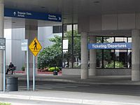 Archivo:Lansing Capital Region International Airport Terminal Entrance
