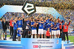 Archivo:Lech Poznań Mistrz Polski 2014-15 Trofeum