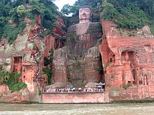 Archivo:Leshan Buddha Statue View