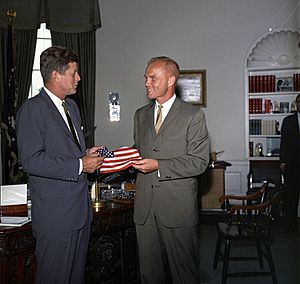 Archivo:Lieutenant Colonel John H. Glenn, Jr., Presents a Gift to President John F. Kennedy