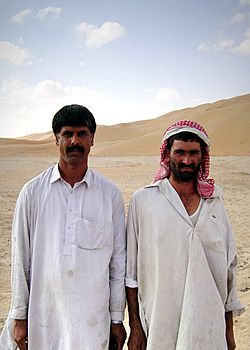 Archivo:Men of the desert, near Tadmor, Syria