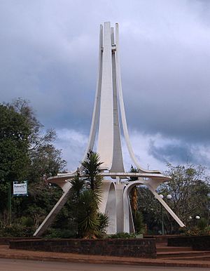 Monumento por el cincuentenario de Oberá.jpg