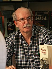 Pío Moa firmando en la Feria del Libro (30 de mayo de 2010, Madrid) 03.JPG