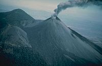 Archivo:Pacaya erupting in 1976