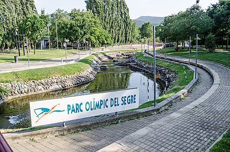 Archivo:Parque Olímpico del Segre. Canal de aguas bravas y panel