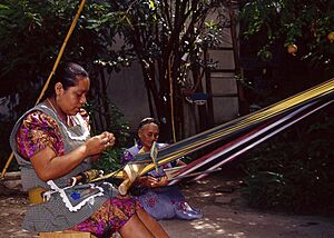 Archivo:Patricia Hernández Chávez working with her mother Cirila Chávez Hernández, Sto. Tomás Jalietza