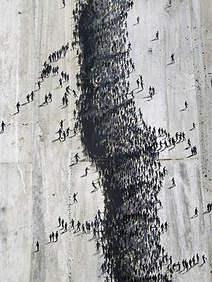 Archivo:Pejac-Distancia Social (detail) 2