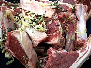 Archivo:Raw lamb cutlets with shredded ginger and rosemary
