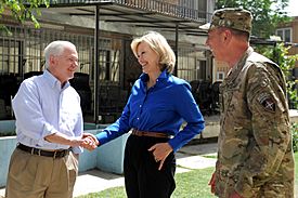 Archivo:Robert M. Gates shakes hands with ABC News anchor Diane Sawyer, 2011