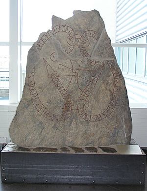 Archivo:Rune stone exhibited in the Terminal 2 of the Arlanda Airport (Stockhoml, Sweden)