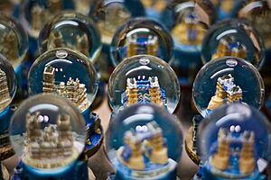 Archivo:Souvenir Snow Globe (3403910847)