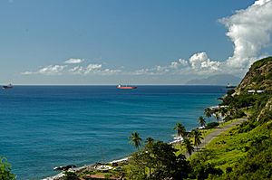 Archivo:Statia Coastline looking at Saba - panoramio