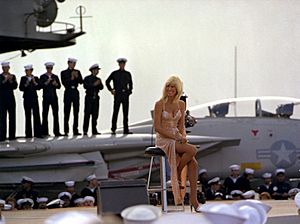 Archivo:Suzanne Somers USS Ranger with F-14 Background