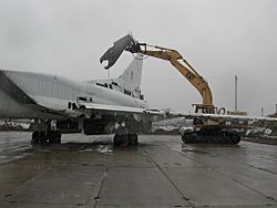 Archivo:TU-22 scrapyard