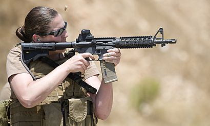 Archivo:US Navy 100714-N-4965F-174 Chief Mass Communication Specialist Paula Ludwick, assigned to Fleet Combat Camera Group Pacific, shoots at a target during a Navy Rifle Qualification Course