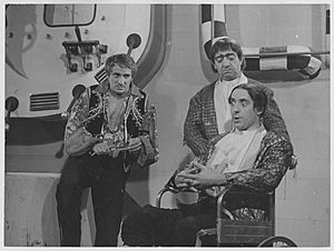 Archivo:Un actor argentino (de pie), con Nathan Pinzón (de pie) y Tristán Díaz Ocampo (sentado), en la película El hombre invisible ataca (1967)