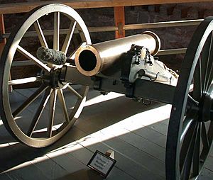Archivo:12 pounder mountain howitzer on display at Fort Laramie in eastern Wyoming