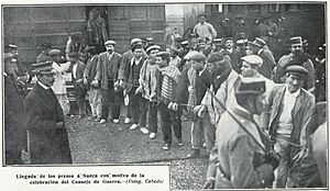 Archivo:1911-12-16, La Hormiga de Oro, Lo de Cullera (p. 795) (cropped) Llegada de los presos a Sueca con motivo de la celebración del Consejo de Guerra, Cabedo