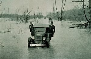 Archivo:1927 Mississippi flood Mounds-Cairo IL highway