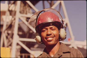 Archivo:AVONDALE SHIPYARD WORKER WEARS SPECIAL EAR MUFFS FOR PROTECTION FROM THE HEAVY LEVEL OF INDUSTRIAL NOISE POLLUTION - NARA - 546041