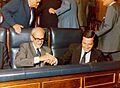 Adolfo Suárez y el vicepresidente 1º y Asuntos de Defensa se felicitan después de haber conseguido la confianza de la Cámara