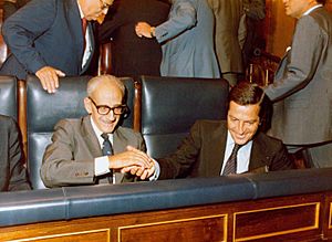 Archivo:Adolfo Suárez y el vicepresidente 1º y Asuntos de Defensa se felicitan después de haber conseguido la confianza de la Cámara