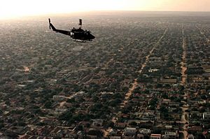 Archivo:Aerial view of a US helicopter as it flies over a Mogadishu residential area