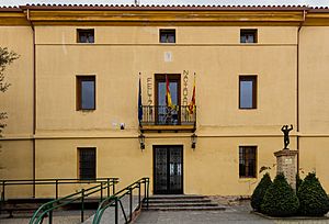 Archivo:Ayuntamiento, Luceni, Zaragoza, España, 2015-12-31, DD 06