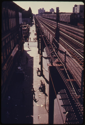 Archivo:BROOKLYN'S BUSHWICK AVENUE SEEN FROM AN ELEVATED TRAIN PLATFORM IN NEW YORK CITY. THE INNER CITY TODAY IS AN ABSOLUTE... - NARA - 555925