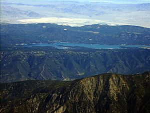 Archivo:Big Bear Lake San Bernardino Mountains Lucerne Dry Lake California
