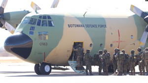 Archivo:Botswanatroopsboardplane