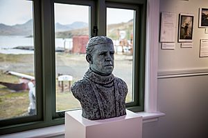 Archivo:Bronze bust of Sir Ernest Shackleton, South Georgia Museum, Nov 2017 (2)