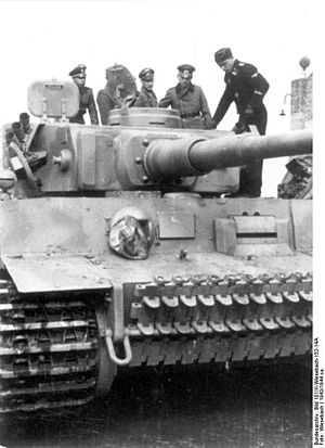 Archivo:Bundesarchiv Bild 101III-Wiesebach-152-14A, Offiziere bei Inspektion Panzer VI (Tiger I)