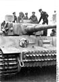Bundesarchiv Bild 101III-Wiesebach-152-14A, Offiziere bei Inspektion Panzer VI (Tiger I)