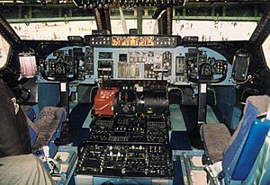Archivo:C-5A Cockpit