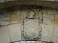 Archivo:Cantabria BarcenadeCicero casona Valle Rozadilla escudo lou