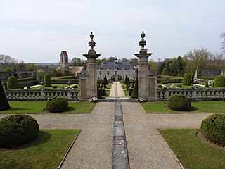 Château de Brécy, logis et église vus de la terrasse des fontaines.JPG