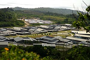 Archivo:Christmas Island Immigration Detention Centre and the Lilac compound (5774475187)