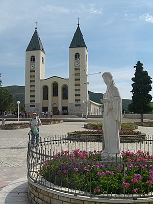 Archivo:Church in Međugorje, B-H, June 4th 2007 (2)