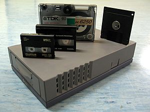 Archivo:Dds tape drive 01