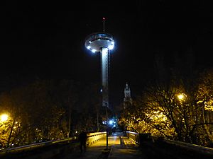 Archivo:De noche, la torre-mirador Faro de Moncloa, Madrid, España, Spain