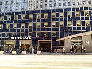 Archivo:E 42nd St Mar 2020 27