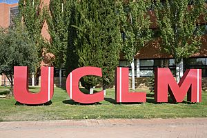 Archivo:Escultura logo UCLM. Plaza de la Universidad. Ciudad Universitaria de Albacete