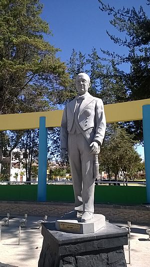Archivo:Estatua de José Luis Bustamante y Rivero en el distrito epónimo