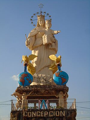 Archivo:Estatua de la virgen María Auxiliadora (centro de Concepción)