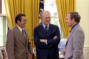 Archivo:Ford meets with Rumsfeld and Cheney, April 28, 1975