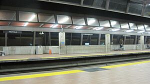 Archivo:Fruitvale BART station platform 1
